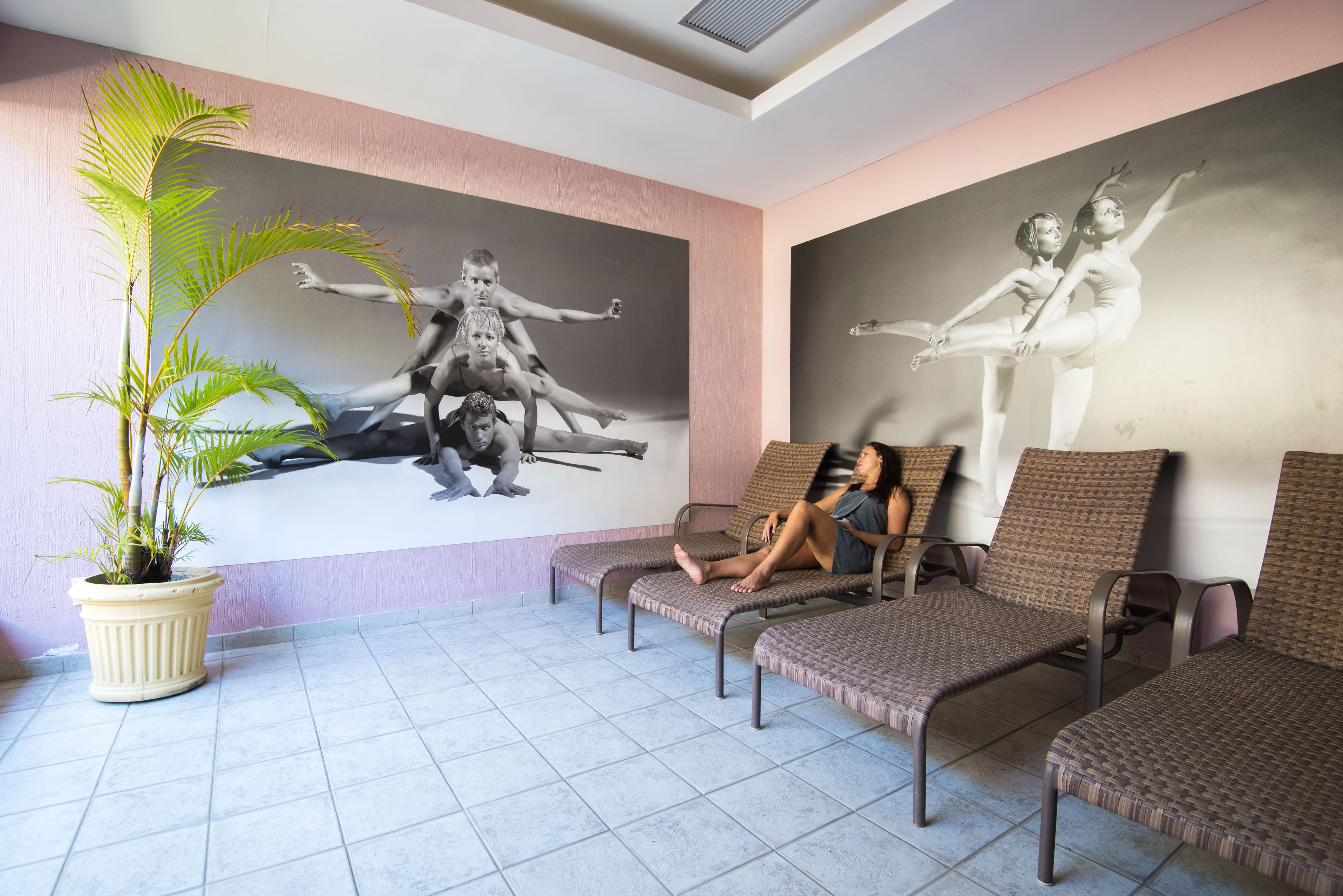 Vila Gale Eco Resort Angra Angra dos Reis Exterior photo A woman relaxing at a spa