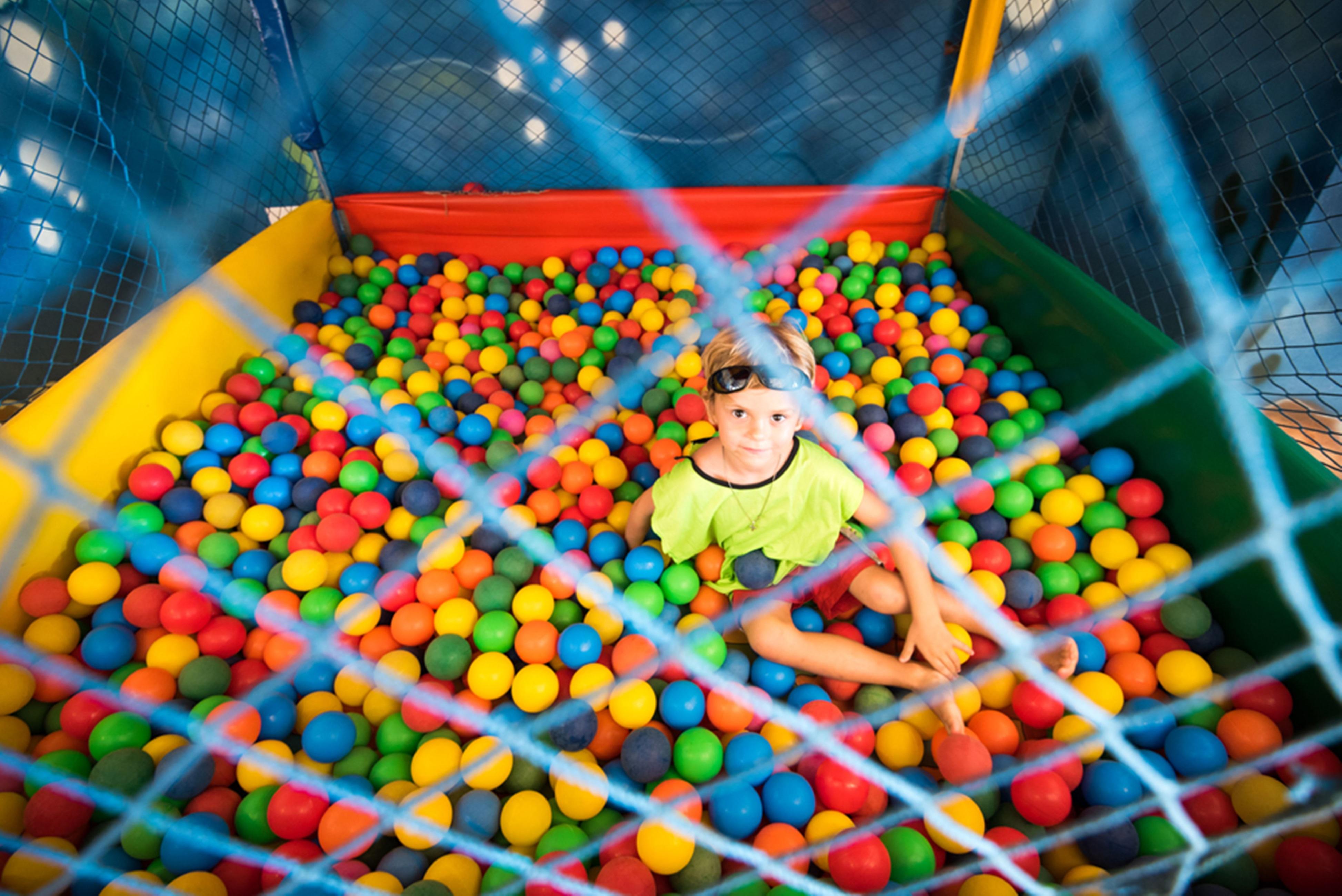 Vila Gale Eco Resort Angra Angra dos Reis Exterior photo A child in a ball pit