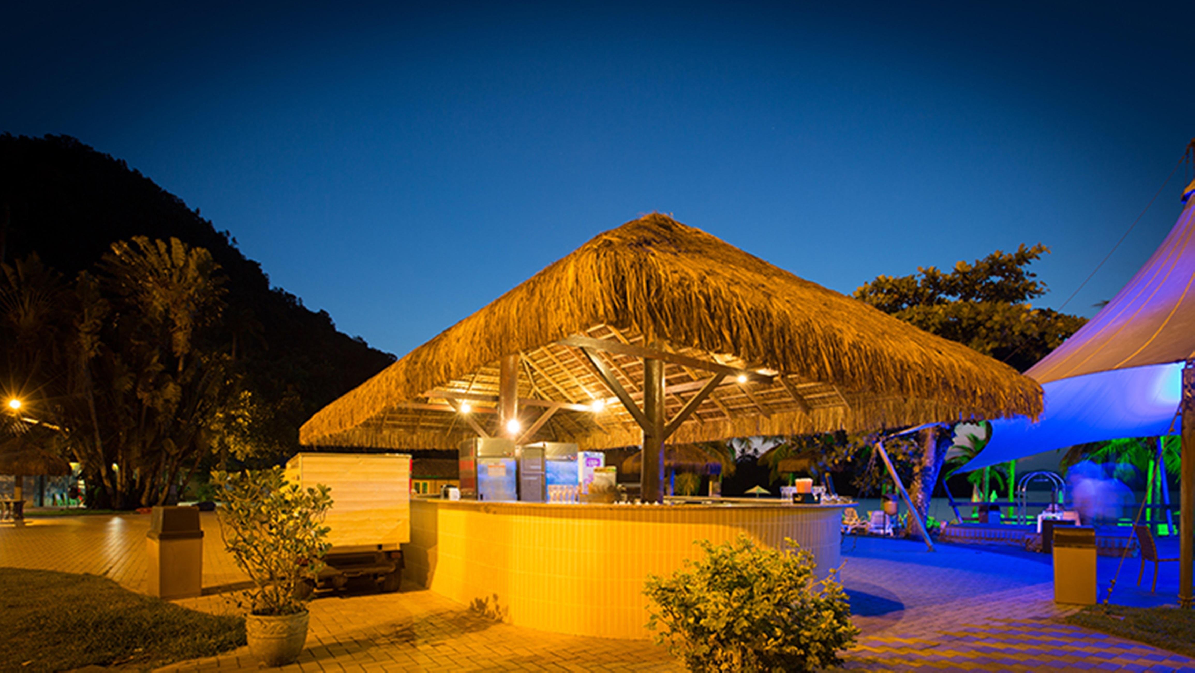Vila Gale Eco Resort Angra Angra dos Reis Exterior photo The beach bar at night